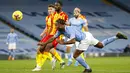 Pemain Manchester City Raheem Sterling mengarahkan bola ke arah gawang West Bromwich Albion pada pertandingan Liga Inggris di Etihad Stadium, Manchester, Inggris, Selasa (15/12/2020). Manchester City dan West Bromwich Albion bermain imbang 1-1. (Clive Brunskill/ Pool via AP)