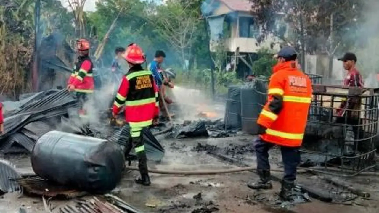 Gudang Penimbun BBM Terbakar