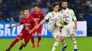 Gelandang Real Madrid, Luka Modric, mengontrol bola saat melawan Kashima Antlers pada laga Piala Dunia Antarklub di Stadion Zayed Sports City, Abu Dhabi, Rabu (19/12). Madrid menang 3-1 atas Kashima. (AFP/Giuseppe Cacace)
