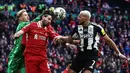 Kedua tim tampil ngotot untuk merebut gelar juara Piala Liga Inggris atau Carabao Cup 2025. (HENRY NICHOLLS/AFP)