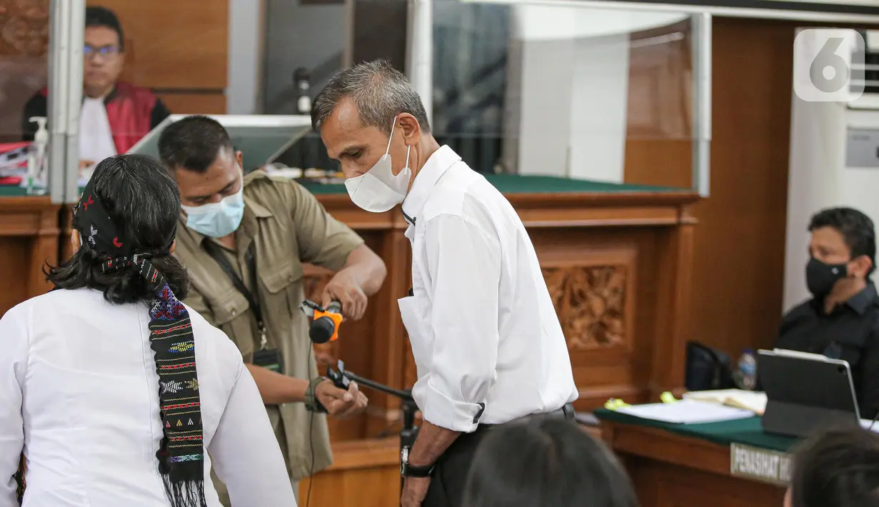 Samuel Hutabarat dan Rosti Simanjuntak bersiap memberikan keterangan saat menjadi saksi sidang lanjutan kasus pembunuhan Brigadir N Yosua Hutabarat atau Brigadir J dengan terdakwa Ferdy Sambo dan Putri Candrawathi di Pengadilan Negeri Jakarta Selatan, Selasa (1/11/2022). Agenda sidang kasus pembunuhan Brigadir J hari ini adalah pemeriksaan saksi dari pihak keluarga Brigadir J. (Liputan6.com/Faizal Fanani)