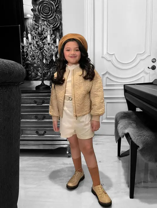 Kini di usia 7 tahun, Arsy makin percaya diri menunjukkan bakatnya bernyanyi. (Instagram @queenarsy)