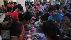 Suasana Pasar Murah di Rumah Hati Suci, Jakarta, Minggu (21/6/2015). Warga terlihat  antusias membeli pakaian di pasar murah tersebut. (Liputan6.com/Herman Zakharia)