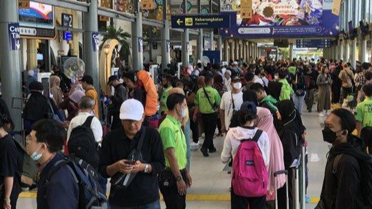 ilustrasi stasiun dipadai pemudik