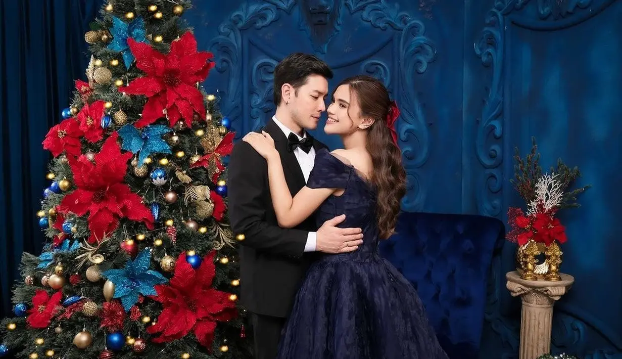 Dalam foto tersebut, Anthony dan Audi Marissa terlihat bahagia dalam menyambut natal yang penuh kasih dan cinta untuk ummat Kristiani