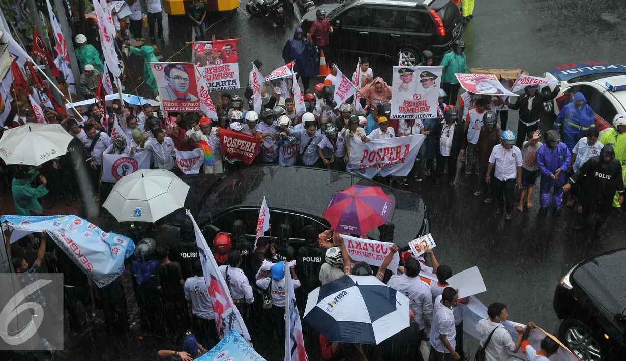 Pendukung Cagub DKI Jakarta mengantar Ahok dan Djarot mendaftarkan diri ke KPU DKI Jakarta, Rabu, (21/9). Ketum PDIP Megawati Soekarnoputri ikut mendampingi Ahok-Djarot mendaftar ke KPU DKI. (Liputan6.com/Gempur M Surya)