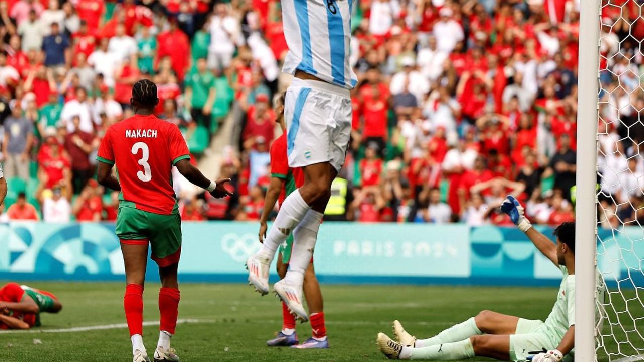 Pemain Argentina,&nbsp;Cristian Medina merayakan gol kedua Argentina saat berhadapan dengan Maroko dalam Olimpiade Paris 2024 di&nbsp;Stadion Geoffroy-Guichard,&nbsp;Saint-Étienne, Prancis, pada Rabu (24/7/2024). Duel laga pembuka Grup B ini berakhir sec