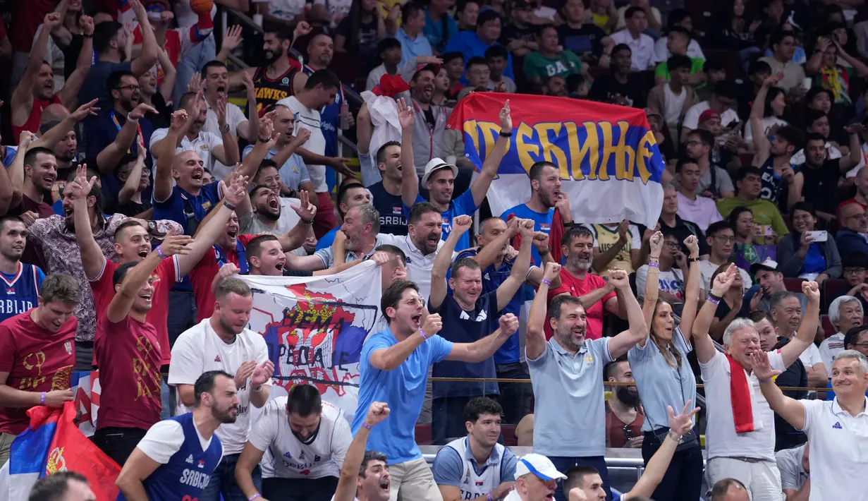 Para supporter timnas basket Serbia bersorak selama pertandingan perempat final Piala Dunia Bola Basket antara Lithuania dan Serbia di Mall of Asia Arena di Manila, Filipina, Selasa, 5 September 2023. (AP Photo/Michael Conroy)