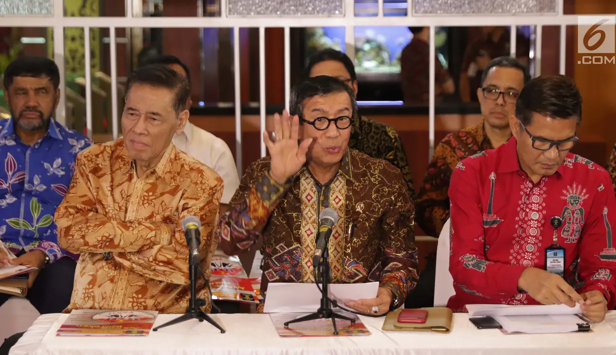 Menteri Hukum dan HAM, Yasonna Laoly (tengah) saat menyampaikan keterangan terkait penundaan pengesahan RUU KUHP di Graha Pengayoman Kementerian Hukum dan HAM, Jakarta, Jumat (20/9/2019). Menkumham juga mengklarifikasi beberapa isu terkait draft RUU KUHP. (Liputan6.com/Helmi Fithriansyah)