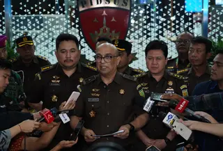 Dirdik Jampidsus Kejagung, Syarief Sulaeman Nahdi mengumumkan bahwa mantan anggota Ombudsman Yeka Hendra Fatika (YHF) menjadi tersangka dalam kasus dugaan perintangan penyidikan (obstruction of justice) perkara korupsi minyak goreng. (Foto: Dok. Kejagung)