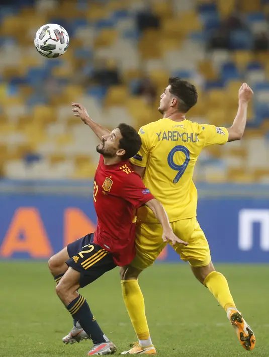 Pemain Spanyol Jesus Navas (kiri) berebut bola dengan pemain Ukraina Roman Yaremchuk (kanan) pada pertandingan UEFA Nations League di Olimpiyskiy Stadium, Kyiv, Ukraina, Selasa  (13/10/2020). Ukraina memenangkan pertandingan tersebut 1-0. (AP Photo/Efrem Lukatsky)