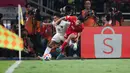 Pemain Timnas Indonesia U-23, Rahmat Arjuna (kiri) berebut bola dengan pemain Timnas Vietnam pada final Piala AFF U-23 2025 yang berlansung di Stadion Utama Gelora Bung Karno, Selasa (29/7/2025) malam WIB.