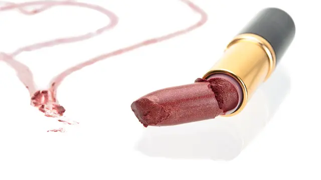 Memperbaiki Lipstik yang Patah