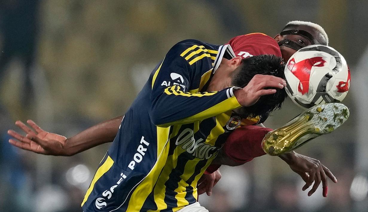 Pemain Galatasaray, Victor Osimhen (kanan) berebut bola dengan pemain Fenerbahce, Edson Alvarez dalam laga lanjutan Liga Super Turki 2025/2026 di Chobani Stadium, Istanbul, Turki, Senin (01/12/2025) waktu setempat. (AP Photo/Khalil Hamra)