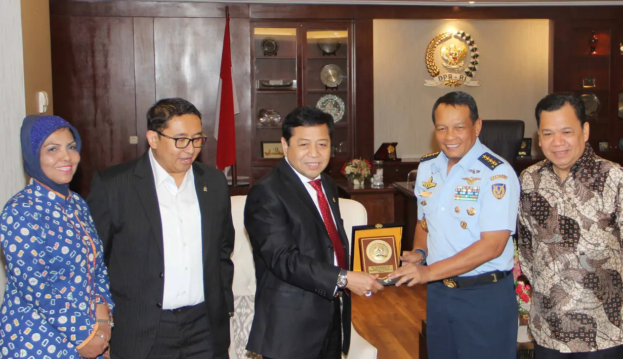 Kepala Staf TNI Angkatan Udara (KSAU) Marsekal Madya Agus Supriatna berharap agar semua alutsista udara Indonesia dalam keadaan baik dan mutakhir, Jakarta, Jumat (17/4/2015). Agus tampak berpose dengan pimpinan DPR. (Liputan6.com/Helmi Afandi)