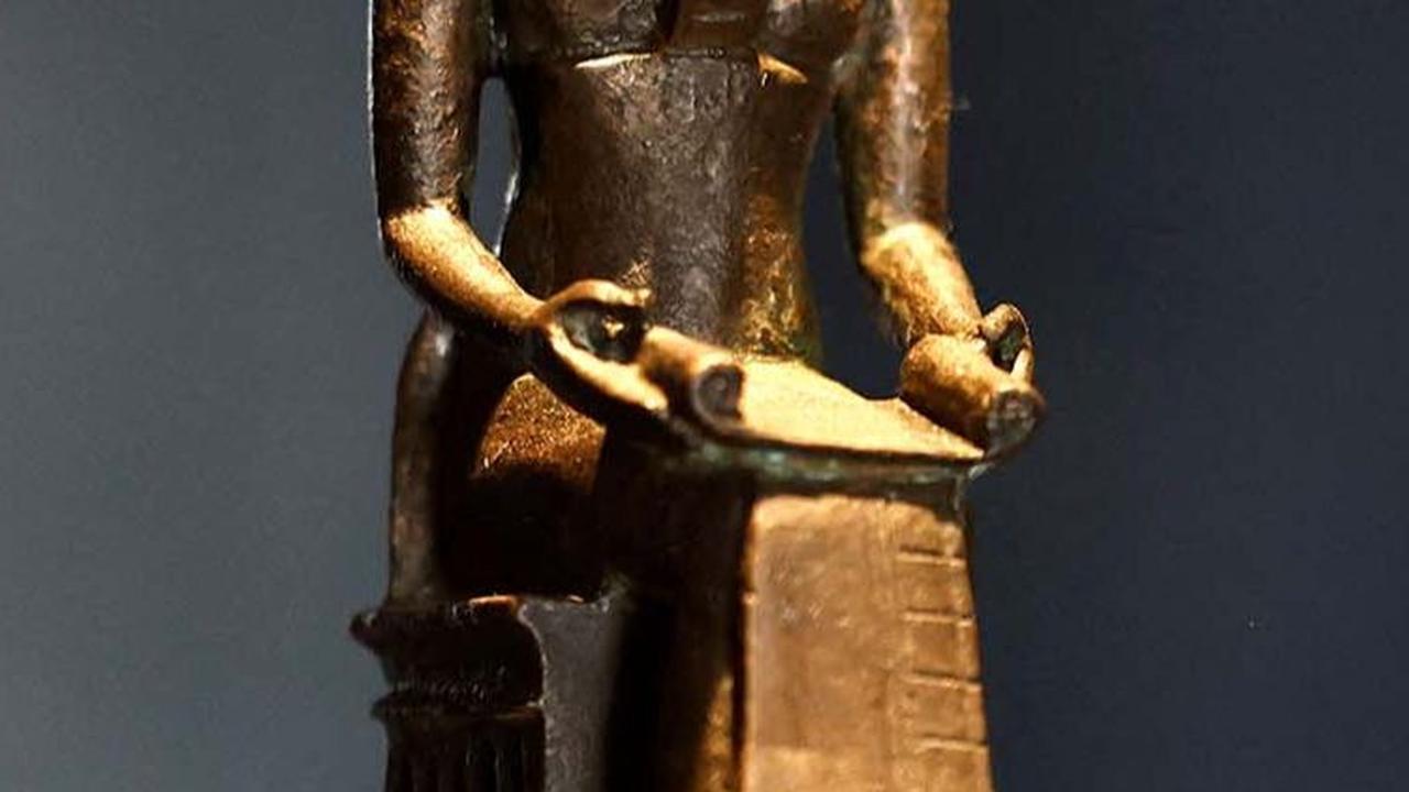 Museum Imhotep menyimpan lebih dari 300 artefak unik yang ditemukan di berbagai situs dan kompleks pamakaman, serta mewakili beberapa dinasti Mesir.