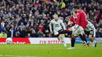 Pemain Manchester United, Bruno Fernandes, sukses mengeksekusi tendangan penalti ke gawang Fulham pada menit ke-75 dalam babak perempat final Piala FA 2022/2023, Minggu (19/3/2023) malam WIB. (AP Photo/Jon Super)