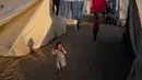 Masing-masing dari mereka membutuhkan tempat tinggal serta makanan, dan tak ada yang tahu sampai kapan. (AP Photo/Ashraf Amra)