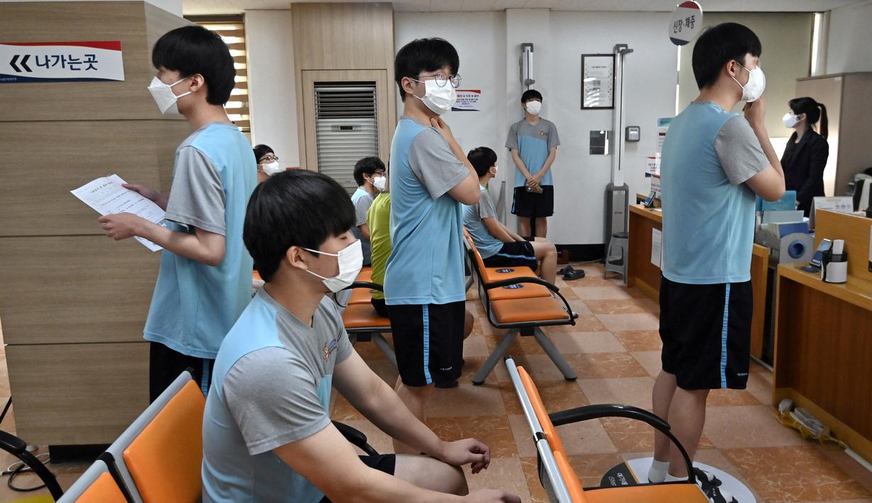 Sejumlah pemuda Korea Selatan menjalani pemeriksaan medis untuk wajib militer di Administrasi Tenaga Kerja Militer Regional Seoul, Seoul, Korea Selatan, Rabu (1/2/2023). Korea Selatan mempertahankan sistem wajib militer yang mengharuskan hampir semua warga pria sehat untuk mengikutinya. (Jung Yeon-je/AFP)