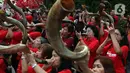 Umat Nasrani memainkan alat musik shofar saat tampil dalam acara Christmas Carol di kawasan Bunderan HI, Jakarta, Jumat (20/12/2019). Alat musik ini terbuat dari tanduk rusa Afrika, cara meniupkannnya bisa dengan nada pendek dan panjang yang memiliki makna yang berbeda. (Liputan6.com/Johan Tallo)
