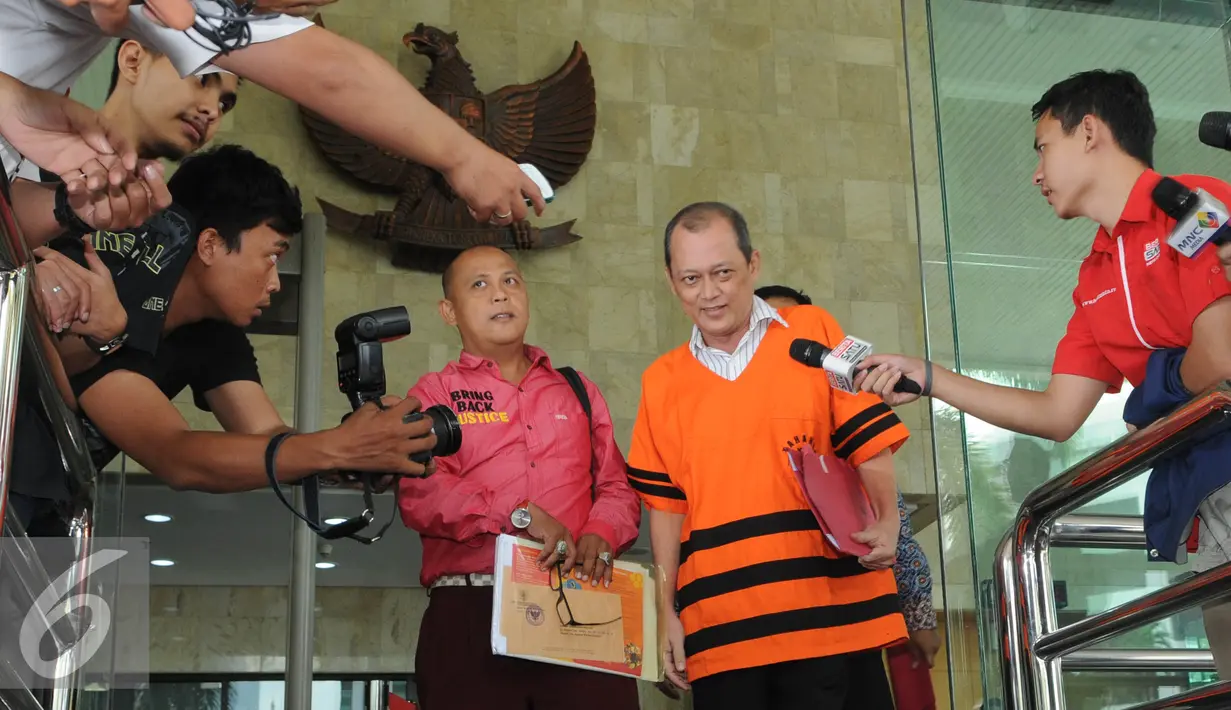 Badaruddin diperiksa sebagai tersangka kasus suap putusan terkait kasus tindak pidana korupsi penyalahgunaan honor Dewan Pembina Rumah Sakit Umum Daerah Bengkulu, Jakarta, Jumat (17/6). (Liputan6.com/Helmi Afandi)