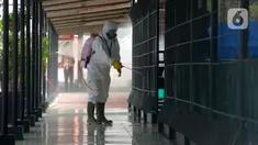 Petugas melakukan penyemprotan disinfektan di Lembaga Pemasyarakatan Kelas I Cipinang, Jakarta, Jumat (20/3/2020). Kegiatan ini guna mencegah penyebaran virus corona atau Covid-19 antar tahanan maupun sipir penjara. (merdeka.com/Imam Buhori)