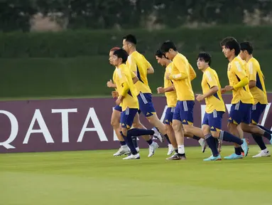 Para pemain jepang melakukan pemanasan selama latihan tim di tempat latihan Al Sadd SC di Doha pada 22 November 2022. Jepang akan bertanding melawan Jerman pada Grup E Piala Dunia 2022 Qatar yang berlangsung pada Rabu (23/11/2022) pukul 23.00 WIB di Khalifa International Stadium, Doha, Qatar. (AP Photo/Eugene Hoshiko)