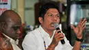 Hartoyo, aktivis Lesbian Gay Biseksual dan transgender (LGBT) mengungkapkan kehidupan mereka di Indonesia sangat susah dalam diskusi bertajuk "LGBT, Beda Tapi Nyata' di Warung Daun, Cikini, Jakarta, Sabtu (20/2). (Liputan6.com/Yoppy Renato)
