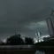 Suasana langit mendung di Jakarta, Sabtu (9/1/2021). Badan Meteorologi, Klimatologi, dan Geofisika (BMKG) memprediksi hujan ringan disertai petir dan angin kencang dengan durasi singkat akan mengguyur Jakarta pada siang dan sore hari ini. (merdeka.com/Imam Buhori)