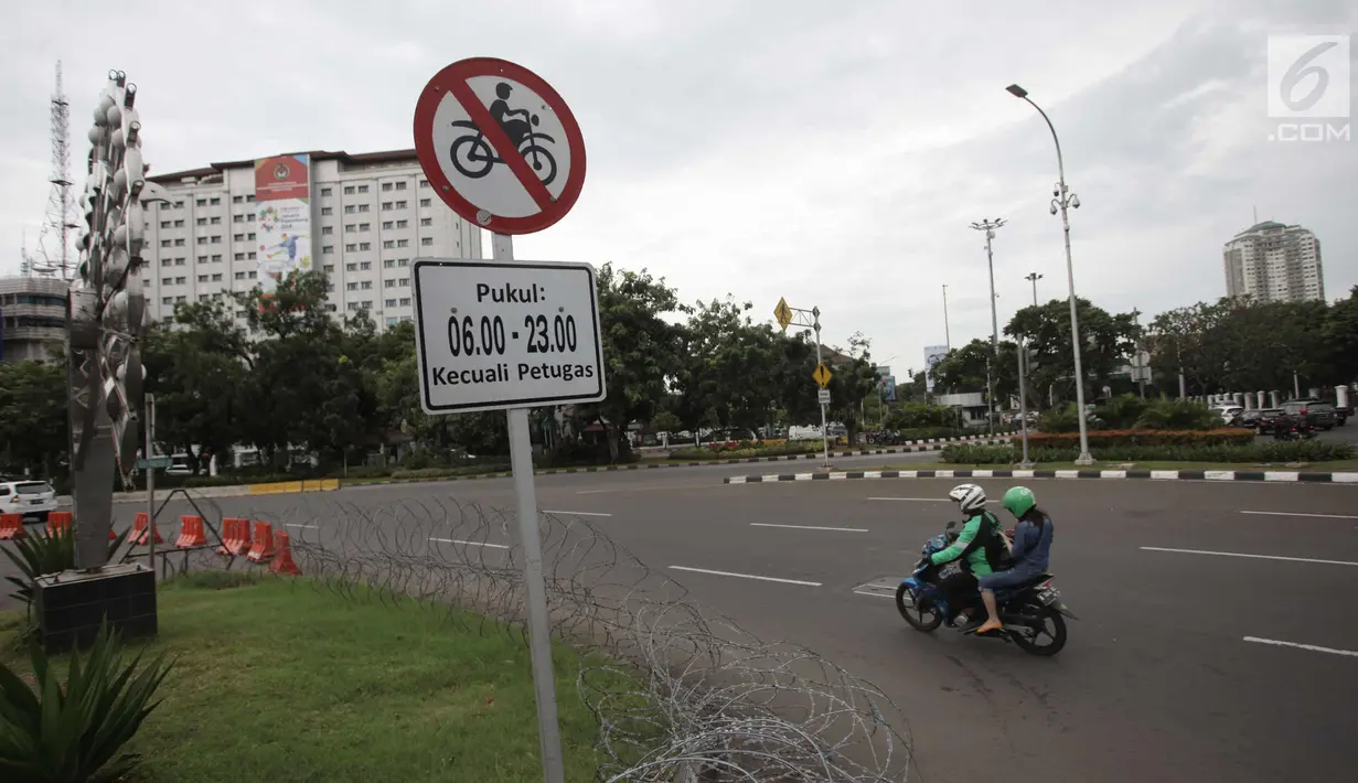 Rambu larangan terpasang di Jalan Medan Merdeka Barat, Jakarta, Selasa (9/1). Mahkamah Agung (MA) membatalkan Pergub DKI Jakarta larangan sepeda motor melintas di sepanjang Jalan MH Thamrin hingga Jalan Medan Merdeka Barat. (Liputan6.com/Arya Manggala)
