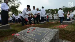 Aktivis Rembuk Nasional Aktivis (RNA) 98 menaburkan bunga di makam korban kerusuhan 98 di TPU Pondok Rangon, Jakarta, Selasa (14/5/2019). 21 tahun tragedi Mei 98 mengisahkan kenangan pilu bagi keluarga korban di mana saat itu diperkirakan 1.217 orang tewas dalam kerusuhan. (merdeka.com/Imam Buhori)