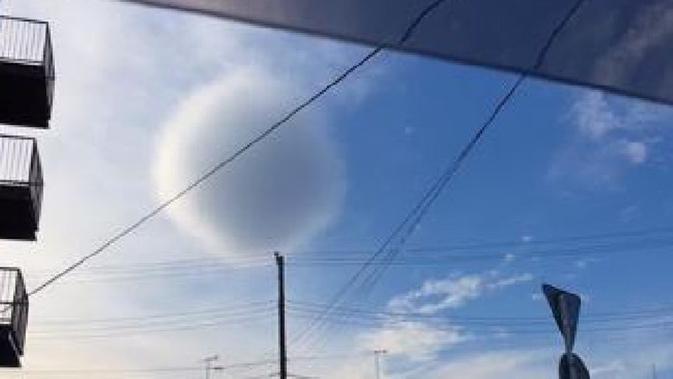 Awan dengan bentuk bulat sempurna itu muncul secara tiba-tiba di langit Jepang. Beberapa orang menganggap itu merupakan pertanda buruk (Poppy/Twitter)