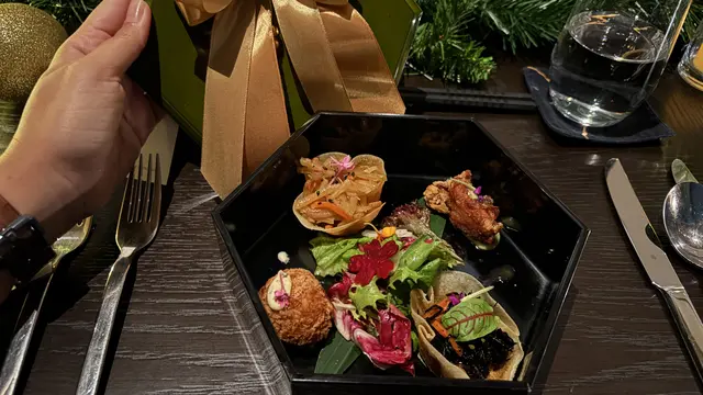 Festive in Bento untuk Rayakan Natal dan Tahun Baru di Japanese Restaurant, Keyaki. [Anisha/Fimela]