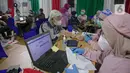 Petugas melakukan skrining warga lanjut usia (lansia) sebelum diberikan vaksin COVID-19 di Balai Besar Pelatihan Kesehatan (BBPK) Jakarta Kampus Hang Jebat, Jakarta Selatan, Selasa (23/3/2021). Program vaksinasi itu berlaku bagi lansia pemegang KTP dalam dan luar DKI. (Liputan6.com/Faizal Fanani)