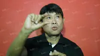 Eduard Tjong saat diumumkan sebagai pelatih Timnas U-19 di Kantor PSSI, Jakarta, Jumat (15/7/2016). Timnas U-19 akan berlaga dalam turnamen Piala AFF U-19 di Vietnam pada September mendatang. (Bola.com/Arief Bagus)