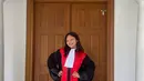 Momen Amel saat mengenakan pakaian ala hakim di pengadilan. Prestasi akademik yang dimiliki membuatnya mampu diterima di fakultas hukum salah satu universitas terkemuka Indonesia. (Instagram/@amelcarla)