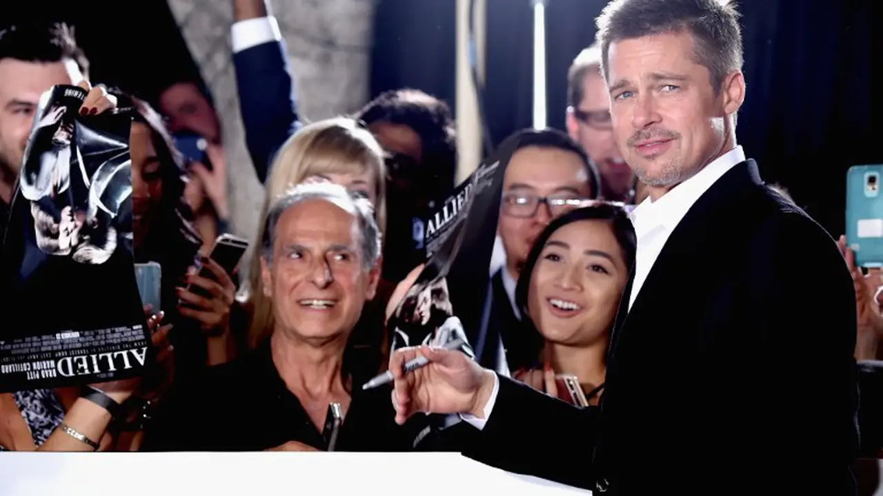 Setelah sekian lama bersembunyi pascaa digugat cerai Angelina Jolie, Brad Pitt akhirnya muncul dengan senyum menawan. (AFP/Bintang.com)