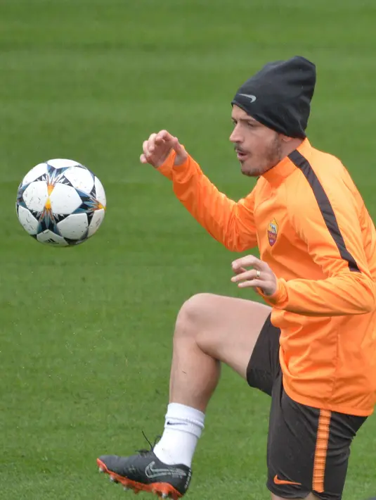 Gelandang AS Roma, Alessandro Florenzi berusaha mengontrol bola saat latihan di Trigoria di pinggiran kota Roma, Italia (9/4). Pada leg pertama AS Roma takluk 4-1 atas Barcelona di Camp Nou. (AFP Photo/Andreas Solaro)