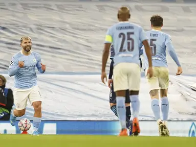 Penyerang Manchester City, Sergio Aguero (kiri) berselebrasi usai mencetak gol ke gawang Marseille pada pertandingan lanjutan Grup C Liga Champions di stadion Etihad di Manchester di London, Kamis (10/12/2020). City menang telak 3-0 atas Marseille. (AP Photo/Jon Super)