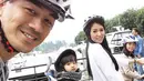 Joe Taslim bersama anak-anak dan istrinya di Kanada. (Photo : Instagram)