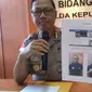 Kabid Humas Kombespol Erlangga bersama Tim Cyber Krimsus Polda Kepri AKBP Krisnandi menunjukan foto akun tersangka Encep Wawan alias Surya Reza Permana saat jumpa pers di Mako Polda Kepri. (Liputan6.com/Ajang Nurdin)