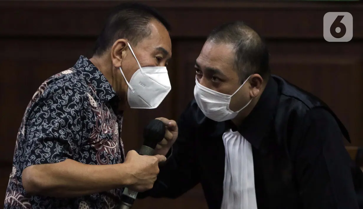 Terdakwa suap pengurusan fatwa MA serta penghapusan nama terpidana pengalihan hak tagih Bank Bali dari daftar red notice Polri, Djoko S Tjandra (kiri) saat sidang tuntutan di Pengadilan Tipikor Jakarta, Kamis (4/3/2021). Djoko Tjandra dituntut 4 tahun penjara. (Liputan6.com/Helmi Fithriansyah)