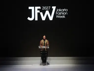 Menteri Pariwisata Widiyanti Putri Wardhana menyampaikan sambutan saat membuka Jakarta Fashion Week (JFW) 2027 di Pondok Indah Mall 3, Jakarta, Senin (26/10/2026). Mengusung tema City of New Lights, JFW 2027 menampilkan karya dari 111 desainer dan berlangsung hingga 1 November 2026. (KLY/Budy Santoso)