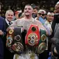 Andy Ruiz Jr menjadi juara tinju kelas berat WBA, WBO, dan IBF usai memukul KO Anthony Joshua pada ronde ketujuh di Madison Square Garden, New York, Amerika Serikat, Minggu (2/6/2019) pagi WIB. (AP Photo/Frank Franklin II)