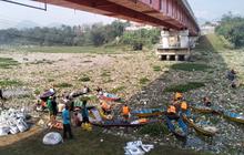 Viral Sampah Tutupi Sungai Citarum Layaknya Daratan