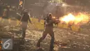 Polisi menembakkan gas air mata ke arah pendemo saat bentrok di Jakarta, Jumat (4/11). Diduga bentrok terjadi saat massa HMI menyerang polisi dan polisi membalasnya dengan melempar gas air mata. (Liputan6.com/Immanuel Antonius)