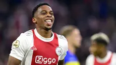 Nama pertama ada Jurrien Timber, bek tengah andalannya di Ajax Amsterdam. Duetnya bersama Perr Schuurs membuat Ajax tidak banyak kebobolan di Eredivisie musim ini. Ia bisa jadi solusi masalah di lini belakang Manchester United akhir-akhir ini. (AFP/Olaf Kraak)