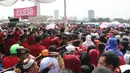 Warga antre untuk mendapatkan sembako gratis dalam acara "Untukmu Indonesia" di lapangan Monas, Jakarta, Sabtu (28/4). Acara "Untukmu Indonesia" digelar oleh Forum Untukmu Indonesia. (Liputan6.com/Arya Manggala)