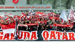 Pendukung Indonesia memberikan dukungan kepada Timnas Indonesia U-23 saat laga perempat final Piala Asia U-23 2024 melawan Korea Selatan U-23 di Abdullah bin Nasser bin Khalifa Stadium, Qatar, Jumat (26/04/2024) WIB. (Dok. AFC)