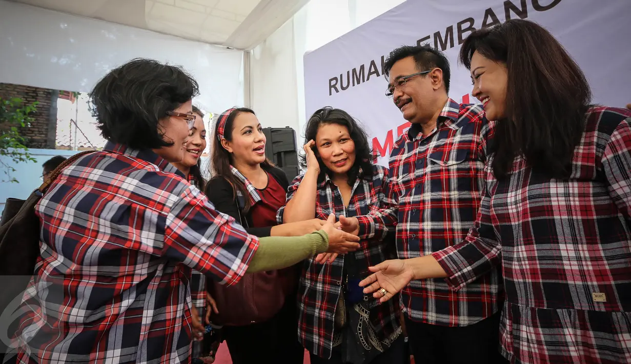 Cawagub DKI Jakarta, Djarot Saiful Hidayat didampingi istrinya, Happy Farida bersalaman dengan relawan di Rumah Lembang, Jakarta, Selasa (22/11). Djarot menggantikan Ahok dalam menerima aduan dan dukungan warga serta pendukung (Liputan6.com/Faizal Fanani)
